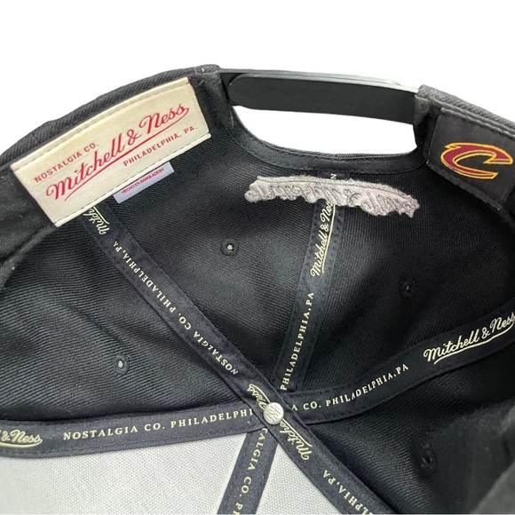 Black Cleveland Cavaliers Mitchell Ness Snap Back - Picture 7 of 7